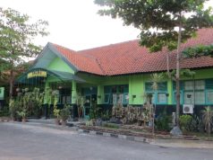 Upah Buruh Renovasi SMAN 1 Dukupuntang Rp83 Juta Belum Dibayar, Dana DAK Diduga Dipakai Liburan Guru Buruh Renovasi SMAN 1 Dukupuntang Tak Digaji. (AelxaPodcast.ID)