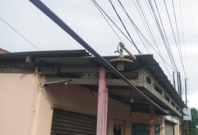 Bahaya Mengintai, Kabel Jaringan Tumpang Tindih Rusak Wajah Jalur Nasional Cirebon Kabel Jaringan Semrawut di Jalur Pantura Cirebon. (AlexaPodcast.ID)