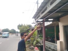 Ternyata Kabel MyRepublic Menjuntai Rendah di Suranenggala, Warga: “Sangat Mengganggu dan Bahaya!” Kabel Jaringan MyRepublic Menjuntai di Depan Rumah Warga. (AlexaPodcast.ID)