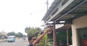 Ternyata Kabel MyRepublic Menjuntai Rendah di Suranenggala, Warga: “Sangat Mengganggu dan Bahaya!” Kabel Jaringan MyRepublic Menjuntai di Depan Rumah Warga. (AlexaPodcast.ID)
