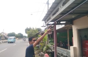 Ternyata Kabel MyRepublic Menjuntai Rendah di Suranenggala, Warga: “Sangat Mengganggu dan Bahaya!” Kabel Jaringan MyRepublic Menjuntai di Depan Rumah Warga. (AlexaPodcast.ID)