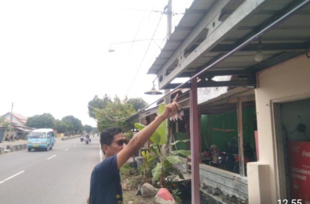Kabel Jaringan MyRepublic Menjuntai di Depan Rumah Warga. (AlexaPodcast.ID) Kabel Jaringan MyRepublic Menjuntai di Depan Rumah Warga. (AlexaPodcast.ID)
