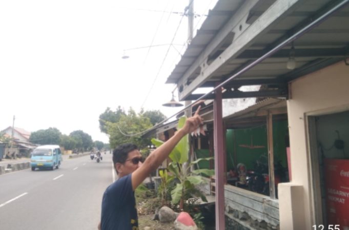 Ternyata Kabel MyRepublic Menjuntai Rendah di Suranenggala, Warga: “Sangat Mengganggu dan Bahaya!” Kabel Jaringan MyRepublic Menjuntai di Depan Rumah Warga. (AlexaPodcast.ID)