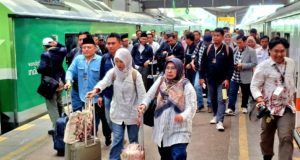 Kereta Api Jadi Andalan Mudik Balik, Daop 3 Cirebon Catat Rekor Penumpang KAI Daop 3 Cirebon Kewalahan Layani Arus Balik. (AlexaPodcast.ID)