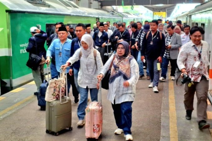 Kereta Api Jadi Andalan Mudik Balik, Daop 3 Cirebon Catat Rekor Penumpang KAI Daop 3 Cirebon Kewalahan Layani Arus Balik. (AlexaPodcast.ID)