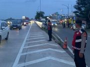 Volume Kendaraan Naik Lebih 30 Persen, Polres Karawang Siagakan Personel Arus Balik Nataru Tol Jakarta–Cikampek Padat Saat Arus Balik Nataru. (AlexaPodcast.ID)