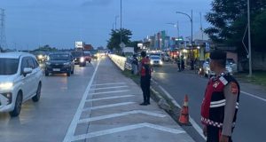 Volume Kendaraan Naik Lebih 30 Persen, Polres Karawang Siagakan Personel Arus Balik Nataru Tol Jakarta–Cikampek Padat Saat Arus Balik Nataru. (AlexaPodcast.ID)