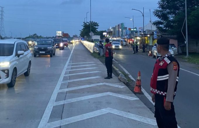 Volume Kendaraan Naik Lebih 30 Persen, Polres Karawang Siagakan Personel Arus Balik Nataru Tol Jakarta–Cikampek Padat Saat Arus Balik Nataru. (AlexaPodcast.ID)
