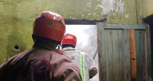 Rumah Lansia di Sumber Terbakar Saat Ditinggal Pergi, Kerugian Capai Puluhan Juta Rupiah Rumah Kosong Dilalap Api di Sumber Cirebon. (AlexaPodcast.ID)