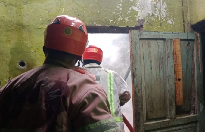 Rumah Lansia di Sumber Terbakar Saat Ditinggal Pergi, Kerugian Capai Puluhan Juta Rupiah Rumah Kosong Dilalap Api di Sumber Cirebon. (AlexaPodcast.ID)