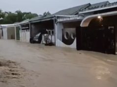 Banjir Bandang Landa Mundu Cirebon, Tanggul Jebol, Warga Terjebak Menunggu Evakuasi Perumahan Grand Pamengkang Diterjang Arus Deras. (AlexaPodcast.ID)