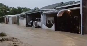 Banjir Bandang Landa Mundu Cirebon, Tanggul Jebol, Warga Terjebak Menunggu Evakuasi Perumahan Grand Pamengkang Diterjang Arus Deras. (AlexaPodcast.ID)