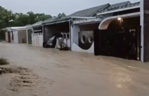 Banjir Bandang Landa Mundu Cirebon, Tanggul Jebol, Warga Terjebak Menunggu Evakuasi Perumahan Grand Pamengkang Diterjang Arus Deras. (AlexaPodcast.ID)