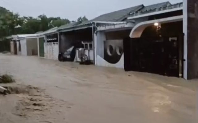 Perumahan Grand Pamengkang Diterjang Arus Deras. (AlexaPodcast.ID)