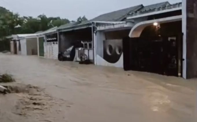 Banjir Bandang Landa Mundu Cirebon, Tanggul Jebol, Warga Terjebak Menunggu Evakuasi Perumahan Grand Pamengkang Diterjang Arus Deras. (AlexaPodcast.ID)