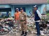 DLH dan Camat Kutawaluya Turun Langsung Bersihkan TPS3R Gandokjaya Baru 5 Hari Menjabat, Camat Kutawaluya Tuntaskan Keluhan Sampah Warga Kutagandok. (AlexaPodcast.ID)