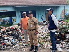 DLH dan Camat Kutawaluya Turun Langsung Bersihkan TPS3R Gandokjaya Baru 5 Hari Menjabat, Camat Kutawaluya Tuntaskan Keluhan Sampah Warga Kutagandok. (AlexaPodcast.ID)