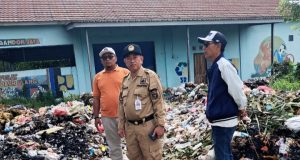 DLH dan Camat Kutawaluya Turun Langsung Bersihkan TPS3R Gandokjaya Baru 5 Hari Menjabat, Camat Kutawaluya Tuntaskan Keluhan Sampah Warga Kutagandok. (AlexaPodcast.ID)