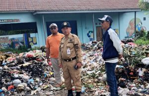 DLH dan Camat Kutawaluya Turun Langsung Bersihkan TPS3R Gandokjaya Baru 5 Hari Menjabat, Camat Kutawaluya Tuntaskan Keluhan Sampah Warga Kutagandok. (AlexaPodcast.ID)