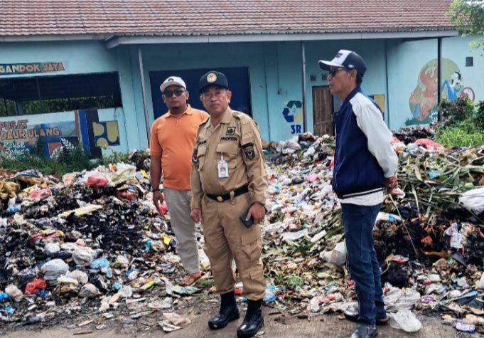DLH dan Camat Kutawaluya Turun Langsung Bersihkan TPS3R Gandokjaya Baru 5 Hari Menjabat, Camat Kutawaluya Tuntaskan Keluhan Sampah Warga Kutagandok. (AlexaPodcast.ID)
