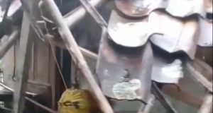 Hujan dan Angin Kencang Robohkan Rumah Warga di Tirtajaya Karawang Rumah Nengsih di Tambaksumur Ambruk Diterjang Cuaca Ekstrem. (AlexaPodcast.ID)
