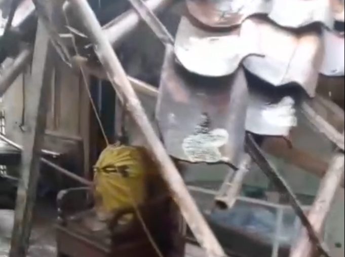 Hujan dan Angin Kencang Robohkan Rumah Warga di Tirtajaya Karawang Rumah Nengsih di Tambaksumur Ambruk Diterjang Cuaca Ekstrem. (AlexaPodcast.ID)