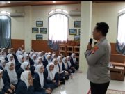 Police Go To School, Kapolsek Tarumajaya Ingatkan Pelajar Bahaya Tawuran dan Bullying Polsek Tarumajaya Beri Pembinaan di SMP IT Nurul Qolbi. (AlexaPodcast.ID)