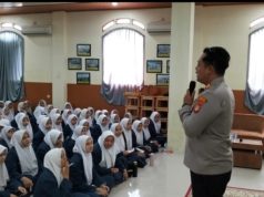 Police Go To School, Kapolsek Tarumajaya Ingatkan Pelajar Bahaya Tawuran dan Bullying Polsek Tarumajaya Beri Pembinaan di SMP IT Nurul Qolbi. (AlexaPodcast.ID)
