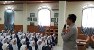Police Go To School, Kapolsek Tarumajaya Ingatkan Pelajar Bahaya Tawuran dan Bullying Polsek Tarumajaya Beri Pembinaan di SMP IT Nurul Qolbi. (AlexaPodcast.ID)