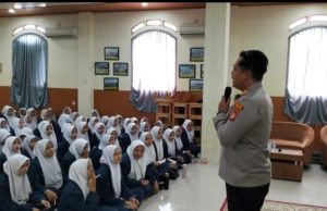 Police Go To School, Kapolsek Tarumajaya Ingatkan Pelajar Bahaya Tawuran dan Bullying Polsek Tarumajaya Beri Pembinaan di SMP IT Nurul Qolbi. (AlexaPodcast.ID)