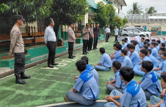 Polsek Cikarang Selatan Bentuk Karakter Disiplin Pelajar SMK Garuda Nusantara. (AlexaPodcast.ID)