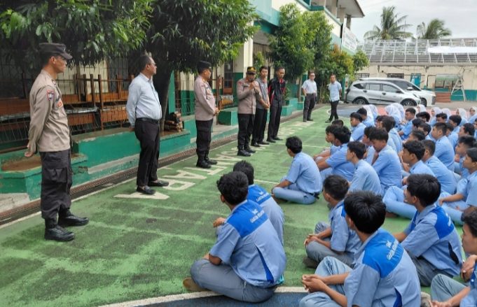Tekan Tawuran dan Narkoba, Polsek Cikarang Selatan Sambangi SMK Garuda Nusantara Polsek Cikarang Selatan Bentuk Karakter Disiplin Pelajar SMK Garuda Nusantara. (AlexaPodcast.ID)