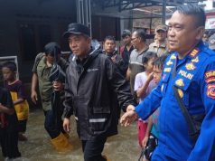 Polri Turun Langsung Tangani Banjir Akibat Longsornya Tanggul Kalimalang di Karawang Polres Karawang Bantu Warga Terdampak Banjir Kalimalang. (AlexaPodcast.ID)