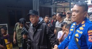 Polri Turun Langsung Tangani Banjir Akibat Longsornya Tanggul Kalimalang di Karawang Polres Karawang Bantu Warga Terdampak Banjir Kalimalang. (AlexaPodcast.ID)