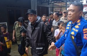 Polri Turun Langsung Tangani Banjir Akibat Longsornya Tanggul Kalimalang di Karawang Polres Karawang Bantu Warga Terdampak Banjir Kalimalang. (AlexaPodcast.ID)