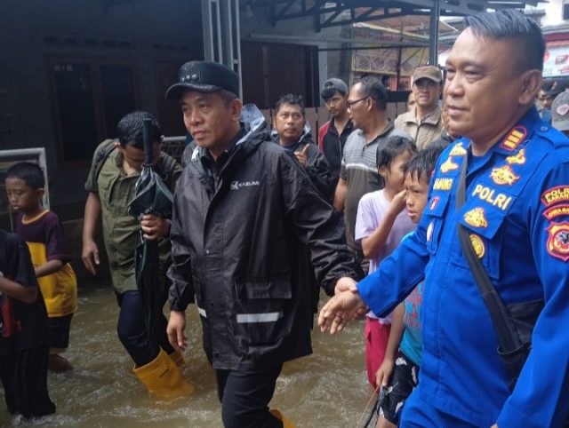 Polres Karawang Bantu Warga Terdampak Banjir Kalimalang. (AlexaPodcast.ID)