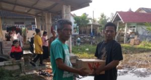 Pj Kades Tanjungbungin Tinjau Warga Terdampak Banjir dan Salurkan Bantuan Bersama BPBD Pj Kades Tanjungbungin Apresiasi Peran BPBD dan Aparat Desa. (AlexaPodcast.ID)
