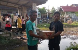 Pj Kades Tanjungbungin Tinjau Warga Terdampak Banjir dan Salurkan Bantuan Bersama BPBD Pj Kades Tanjungbungin Apresiasi Peran BPBD dan Aparat Desa. (AlexaPodcast.ID)