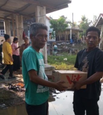 Pj Kades Tanjungbungin Tinjau Warga Terdampak Banjir dan Salurkan Bantuan Bersama BPBD Pj Kades Tanjungbungin Apresiasi Peran BPBD dan Aparat Desa. (AlexaPodcast.ID)