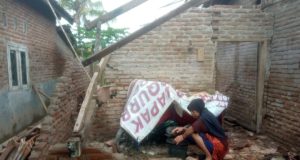 Tak Layak Huni Sejak Lama, Rumah Lansia di Batujaya Roboh Saat Hujan Deras Rumah Roboh Usai Hujan Deras. (AlexaPodcast.ID)