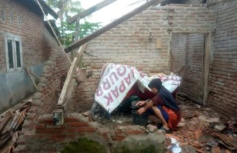 Tak Layak Huni Sejak Lama, Rumah Lansia di Batujaya Roboh Saat Hujan Deras Rumah Roboh Usai Hujan Deras. (AlexaPodcast.ID)