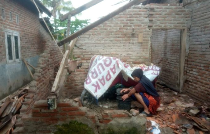 Tak Layak Huni Sejak Lama, Rumah Lansia di Batujaya Roboh Saat Hujan Deras Rumah Roboh Usai Hujan Deras. (AlexaPodcast.ID)