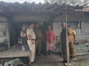 Respon Cepat Laporan Warga, Camat Kutawaluya Tinjau Rumah Tak Layak Huni di Desa Sampalan Camat Kutawaluya dan Kepala Desa Sampalan tinjau rumah warga. (AlexaPodcast.ID)