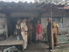 Respon Cepat Laporan Warga, Camat Kutawaluya Tinjau Rumah Tak Layak Huni di Desa Sampalan Camat Kutawaluya dan Kepala Desa Sampalan tinjau rumah warga. (AlexaPodcast.ID)