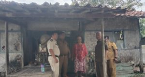 Respon Cepat Laporan Warga, Camat Kutawaluya Tinjau Rumah Tak Layak Huni di Desa Sampalan Camat Kutawaluya dan Kepala Desa Sampalan tinjau rumah warga. (AlexaPodcast.ID)