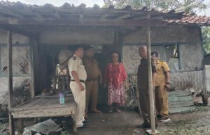 Respon Cepat Laporan Warga, Camat Kutawaluya Tinjau Rumah Tak Layak Huni di Desa Sampalan Camat Kutawaluya dan Kepala Desa Sampalan tinjau rumah warga. (AlexaPodcast.ID)