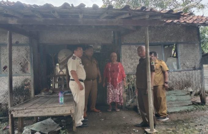 Respon Cepat Laporan Warga, Camat Kutawaluya Tinjau Rumah Tak Layak Huni di Desa Sampalan Camat Kutawaluya dan Kepala Desa Sampalan tinjau rumah warga. (AlexaPodcast.ID)