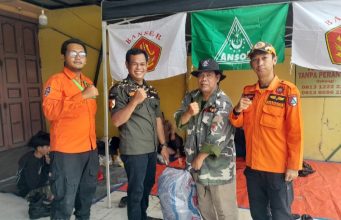 GP Ansor Cikarang Utara Siaga Banjir, Warga Dievakuasi dengan Perahu Karet GP Ansor Cikarang Utara Siaga Banjir. (AlexaPodcast.ID)