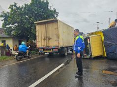 Diduga Lindas Jalan Berlubang, Mobil Terbalik di Depan SPBE Jatisari Mobil Terbalik di Jatisari Karawang Akibat Kehilangan Kendali. (AlexaPodcast.ID)