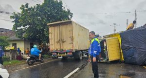 Diduga Lindas Jalan Berlubang, Mobil Terbalik di Depan SPBE Jatisari Mobil Terbalik di Jatisari Karawang Akibat Kehilangan Kendali. (AlexaPodcast.ID)